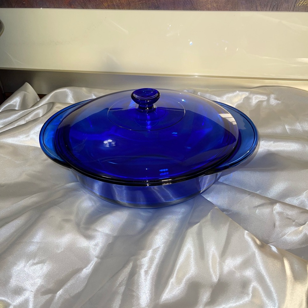 Anchor Hocking Cobalt Blue Glass Casserole Dish with Lid.